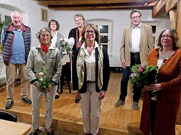 Amtsübergabe bei den Kiwanis (von rechts): Pastpräsidentin Sigrid Daum, Schatzmeister Gerhard Goller, Annegret Pachner, Präsidentin Sabine Kretschmar, Vizepräsidentin Anja Gimpel-Henning, Sekretär Rosi Müller und Revisor Bernt Pingel Foto: Dieter Hübner