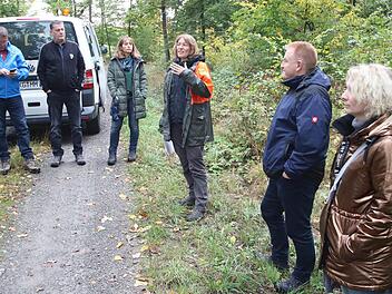 Försterin Hannah Severin (Bildmitte) zeigte bei der Waldbegehung den Maßbacher Gemeinderäten mehrere Stellen mit starken Waldschäden durch Hitze, Trockenheit und Schädlingsbefall. Rechts neben ihr Bürgermeister Matthias Klement. Dieter Britz