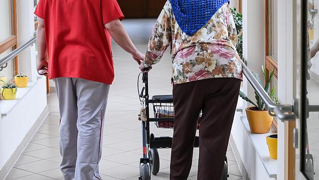 Viele ältere Menschen sind auf Pflege oder eine Unterbringung im Pflegeheim angewiesen. Aber das kann in Deutschland teuer werden. Steigen die Kosten noch weiter?