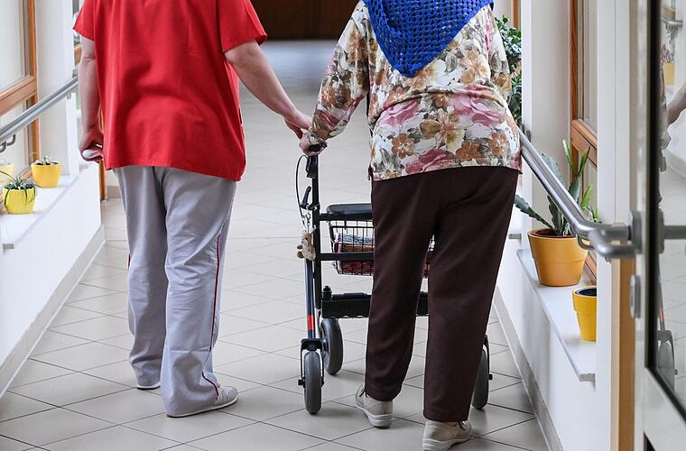 Pflegeheim-Kosten: Müssen Bewohner und ihre Familien bald noch mehr zahlen? - Vimarsana News
