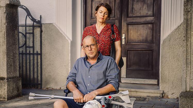 Besonders gl&uuml;cklich scheinen Dr. F&ouml;rster (Heino Ferch) und seine Freundin Anne (Victoria Mayer) nicht miteinander zu sehen. Dass er sich das Bein gebrochen hat, h&auml;lt sie nicht davon ab, die gemeinsam geplante Reise anzutreten und Viola  nach F&ouml;rster sehen zu lassen.