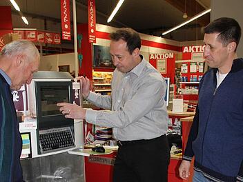 Die Mischung macht's: Zwei Generationen, die den enormen Aufschwung der Firmengruppe Batzner in den letzten Jahrzehnten maßgeblich steuerten am Farbton-Mischapparat im Baumarkt in Ebern, Eugen, Michael und Bernd Batzner (im Bild von links). Foto: Ralf Keste