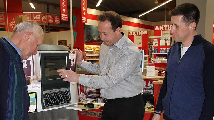 Die Mischung macht's: Zwei Generationen, die den enormen Aufschwung der Firmengruppe Batzner in den letzten Jahrzehnten maßgeblich steuerten am Farbton-Mischapparat im Baumarkt in Ebern, Eugen, Michael und Bernd Batzner (im Bild von links). Foto: Ralf Keste
