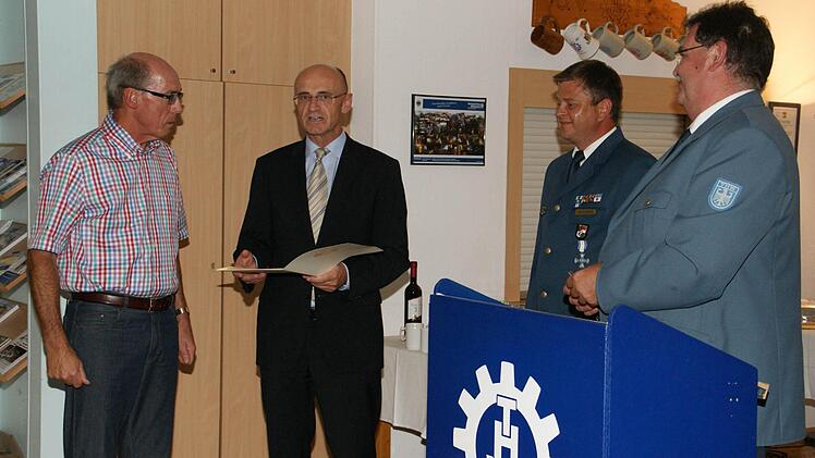 Unternehmer Jürgen Mielke (links) half mit Baumaschinen aus, als Feuerwehren und THW überall Hochwasser bekämpfen mussten. Als Anerkennung überreichte ihm Landrat Wilhelm Schneider die Bundes-Fluthilfemedaille.  Foto: Sabine Weinbeer