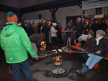 Beim Stockbrot backen an offener Flamme hatte die Kinder großen Spaß.  Foto: Karl-Heinz Hofmann