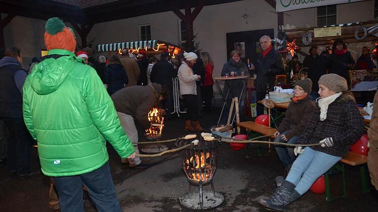 Beim Stockbrot backen an offener Flamme hatte die Kinder großen Spaß.  Foto: Karl-Heinz Hofmann