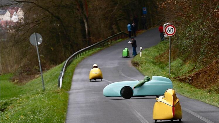 Die Velomobilisten betrieben Studien an der Abfahrt zwischen Elfershausen und Aura. Foto: Schaar