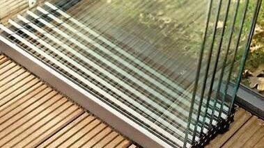 Verschiebbare Glaselemente verwandeln die Terrasse im Handumdrehen in einen Kalt-Wintergarten und umgekehrt.