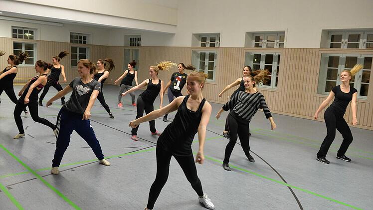 Das Brose Baskets Dance Team tritt pro Heimspiel bis zu neun Mal auf. Foto: Ronald Rinkelf