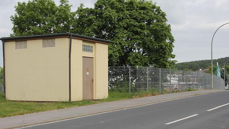 Bislang eher unscheinbar: Die kahlen Mauern der Station Baywa sollen künstlerisch gestaltet werden.  Foto: Ralf Kestel