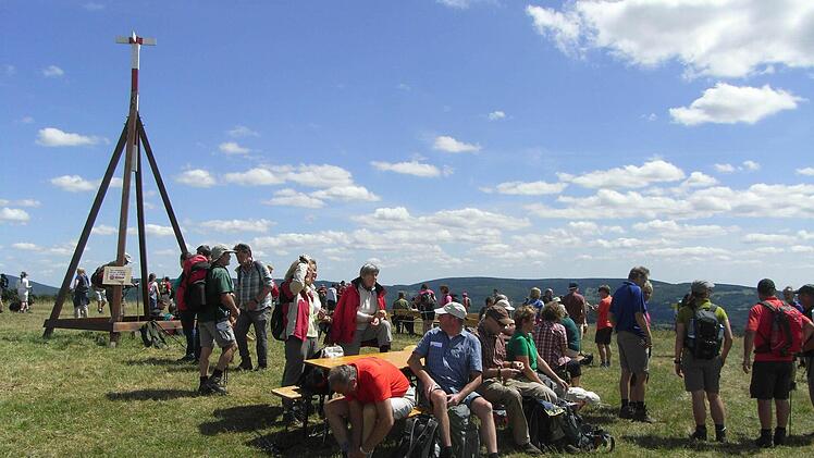 Pause machen und nach den Füßen gucken: Ganz oben auf dem Kleinen Auersberg. Foto: Joachim Rübel