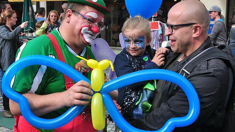 Über den Schmetterling, den der Clown "Firlefanz" aus Weißenburg aus Luftballons angefertigt hatte, freute sich die als Schmetterling verkleidete und mit einem Schmetterling bemalte kleine Laura Postler aus Haßfurt auf dem Arm ihres Vaters Heinz Postler.