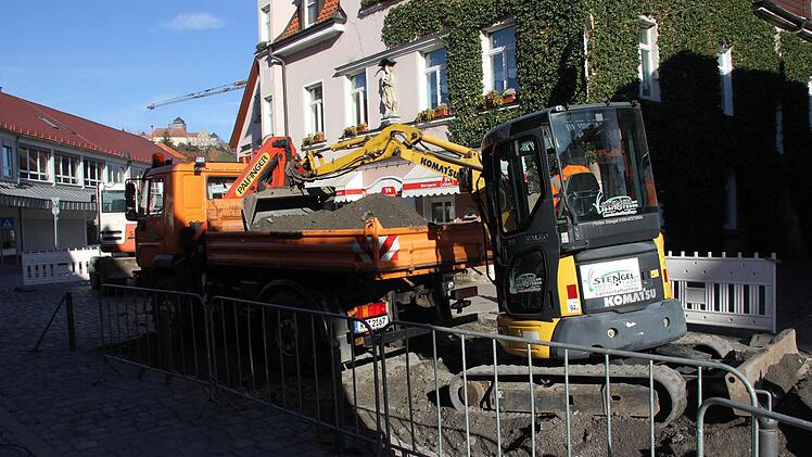 Der Splitt wird ausgekoffert. Foto: Friedwald Schedel
