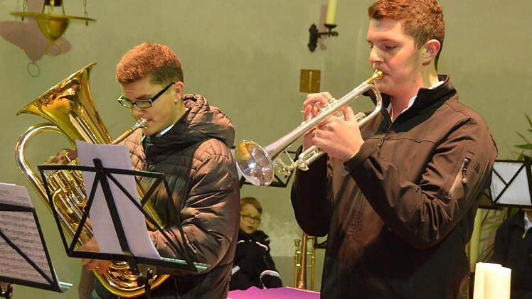Felix Metz und Fabio Mast beim Winkelser Adventskonzert.  Foto: Rauch