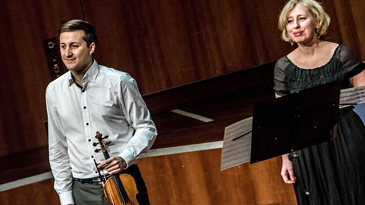 Die Pianistin Zane Stradyna und der Geiger Martin Emmerich beeindruckten das Publikum im Kongresshaus Rosengarten. Foto: Jochen Berger
