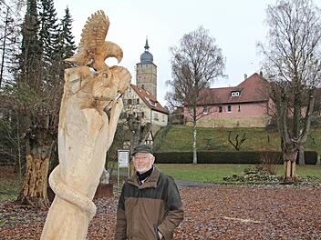 Eberhard Ponader neben seinem Kunstwerk in der Karl-Hoch-Anlage in Ebern. Im Hintergrund der Grauturm auf "Augenhöhe" mit seiner Skulptur. Foto: Helmut Will