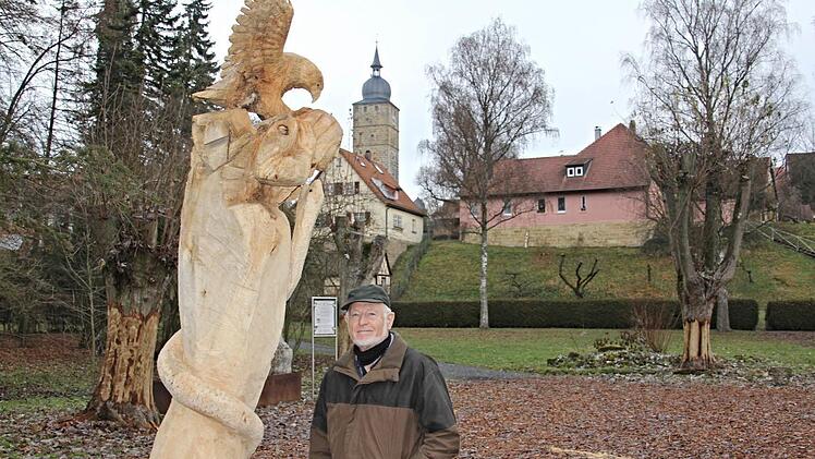 Eberhard Ponader neben seinem Kunstwerk in der Karl-Hoch-Anlage in Ebern. Im Hintergrund der Grauturm auf "Augenhöhe" mit seiner Skulptur. Foto: Helmut Will