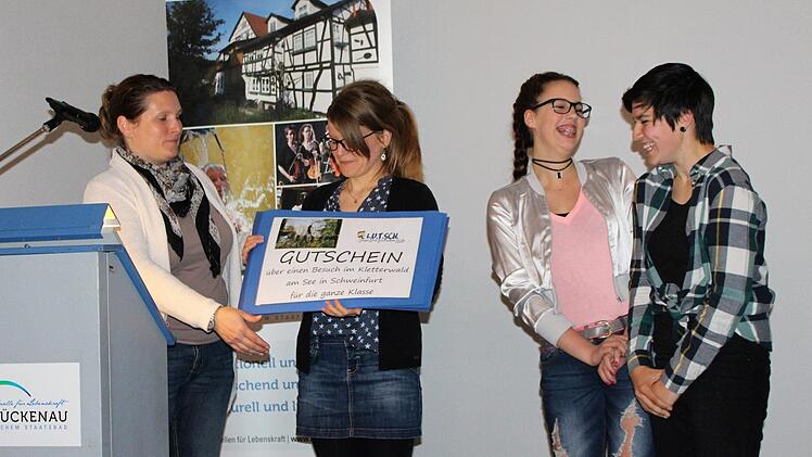 Jennifer Heuss (links) übergibt Lehrerin Sabrina Weismantel und den Schülerinnen von der St. Martin Förderschule Riedenberg den ersten Preis.  Foto: Julia Raab