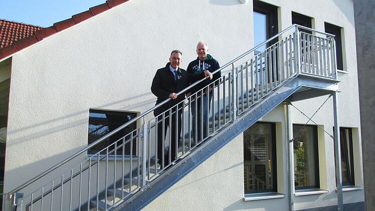 Bürgermeister Thomas Hack und Björn Heim von St. Laurentius-Verein informierten sich über die energetisch- technischen Verbesserungen im Kindergarten, die unter anderem auch ein Fluchttreppe enthalten.  Foto: Winfried Ehling