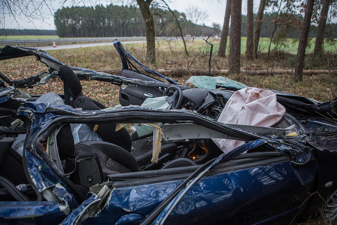 25-Jähriger rast mit seinem Auto in ein Waldstück