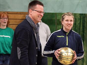 Gute Laune im Januar: Brose-Bamberg-Manager Rolf Beyer (l.) und die langjährige DJK-Spielerin Liisi Sokman als Siegerin des Dreier-Wettbewerbs bei der gelungenen Premiere des "German Allstar Days" in der Georgendammhalle mit der DJK Brose als Gastgeber. "Bambergs Basketballherz", so Beyer seinerzeit, "schlägt auch für den Damen- und Mädchenbasketball" - nun eben ohne Brose als Hauptsponsor. Foto: sportpress