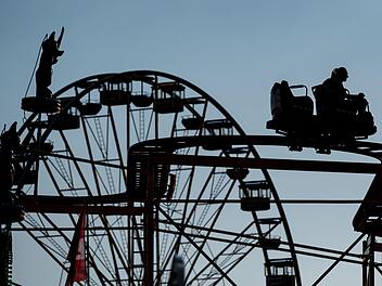 Kiliani-Volksfest in Würzburg: Ein Achterbahn-Unfall auf dem Fahrgeschäft Alpen Coaster forderte  am Samstag, 8. Juli, vier Verletzte. Das Fahrgeschäft wurde geschlossen. Eine Untersuchung hat ergeben: Schuld war eine Fehlbedienung. Symbolfoto: Peter Steffen/dpa