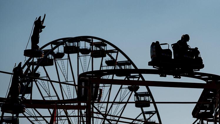 Kiliani-Volksfest in Würzburg: Ein Achterbahn-Unfall auf dem Fahrgeschäft Alpen Coaster forderte  am Samstag, 8. Juli, vier Verletzte. Das Fahrgeschäft wurde geschlossen. Eine Untersuchung hat ergeben: Schuld war eine Fehlbedienung. Symbolfoto: Peter Steffen/dpa