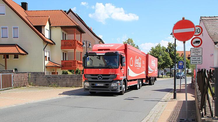 Sonst dürfen in der Hauptstraße keine Lkw durch. Während der Einbahnregelung ist dies in eine Richtung erlaubt.