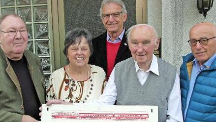 Nach 50 bewegten Dienstjahren als Lokführer wechselte Karl Daum vor inzwischen 25 Jahren in den Ruhestand. Daran erinnerten sich zur Vollendung des 90. Lebensjahres Weggefährten. Von links: Dieter Ferlau, Margit Daum, Dieter Dück und Horst Ambos  Foto: Klaus Oelzner
