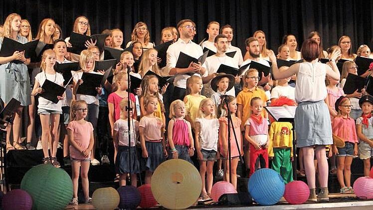 Um den Nachwuchs braucht sich die "Sängerlust" keine Sorgen machen. Hier singt der Kinder- und Jugendchor unter Mara Leitner.  Fotos: gg