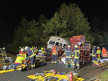 Ein Verkehrsunfall mit mehreren Fahrzeugen, einem Motorrad und einem M&auml;hdrescher wurde am Freitagabend f&uuml;r die Einsatz&uuml;bung simuliert. Foto:  Harald Albert