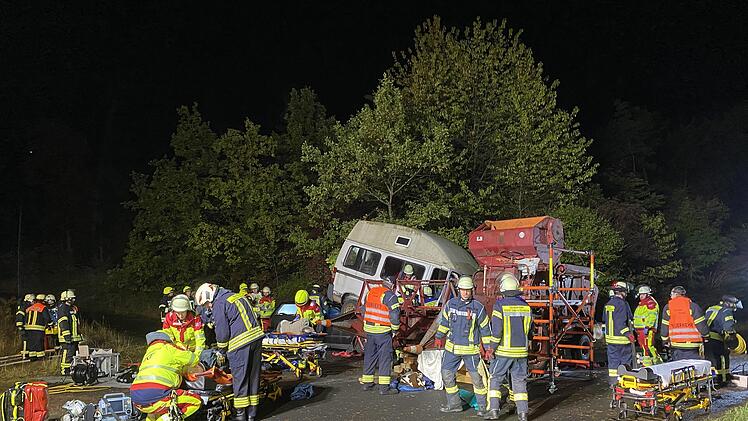 Ein Verkehrsunfall mit mehreren Fahrzeugen, einem Motorrad und einem M&auml;hdrescher wurde am Freitagabend f&uuml;r die Einsatz&uuml;bung simuliert. Foto:  Harald Albert