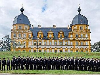Die 68 neuen Kommissaranw&auml;rterinnen und -anw&auml;rter feierten ihre Vereidigung auf Schloss Seehof.