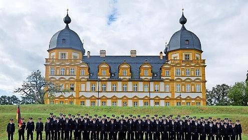 Die 68 neuen Kommissaranwärterinnen und -anwärter feierten ihre Vereidigung auf Schloss Seehof.