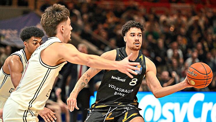 Joshua Obiesie (mit Ball) im Braunschweiger Trikot im Duell gegen Zach Ensminger. Letzteren wird Obiesie in Bamberg ersetzen.Swen Pf&ouml;rtner, dpa
