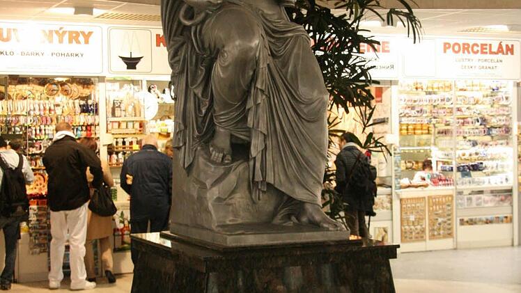 Hygieia-Statute in den Kolonaden (Wandelhalle) in Karlsbad.