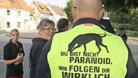 Norbert Hartmann macht Werbung für "seine" Hunde.