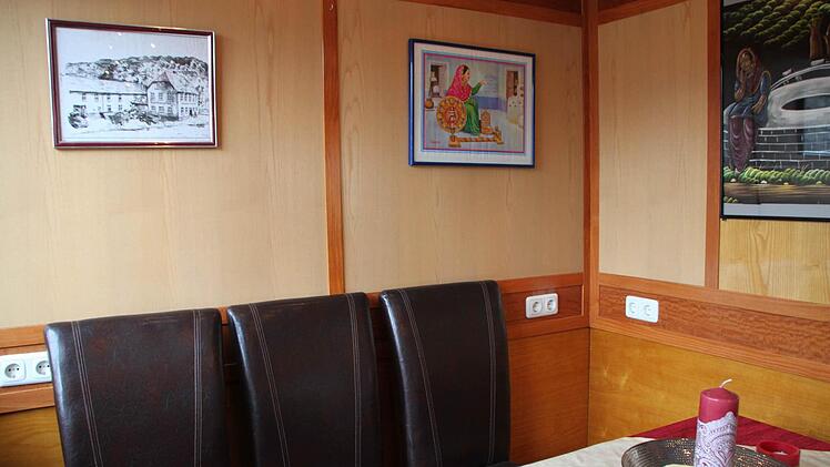 An den Wänden hängen schon Bilder.