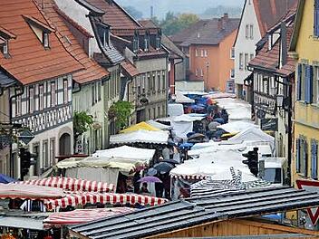 Unter Dächern: der Kirchweihmarkt in Zeil  Foto: Klaus Schmitt