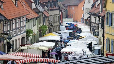 Unter Dächern: der Kirchweihmarkt in Zeil  Foto: Klaus Schmitt