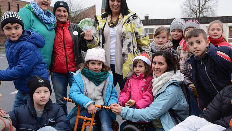 Die Schüler freuen sich schon. Rita Schubert, Inhaberin der Falken-Apotheke, übergibt Spende von 500 Euro an Vitha Rettinger, Mandy Lacey (Elternbeiratsvorsitzende) und Katrin Schubert vom Team Pausen(t)räume. Foto: Elisabeth Assmann