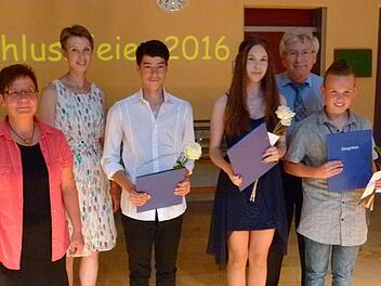 Lobende Worte für die Notenbesten (von links): Simone Gutwein, Nina Klett, Julius Neubauer, Laura Klinghammer, Werner Zoufal, Luis Grambole. Foto: Lothar Weidner