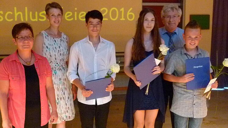 Lobende Worte für die Notenbesten (von links): Simone Gutwein, Nina Klett, Julius Neubauer, Laura Klinghammer, Werner Zoufal, Luis Grambole. Foto: Lothar Weidner