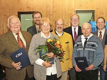 40 Jahre ist der CSU Ortsverband Itzgrund alt. Bei der Geburtstagsfeier wurden die Gründungsmitglieder Albert Putschky (links) Ingrid Putschky (3. von links) und Gründervater Fritz Liebermann (6. von links) geehrt. Foto: Michael Stelzner