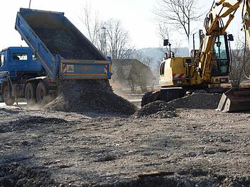 Ein Lkw kippt Schotter auf die Parkfläche aus. Foto: Arkadius Guzy