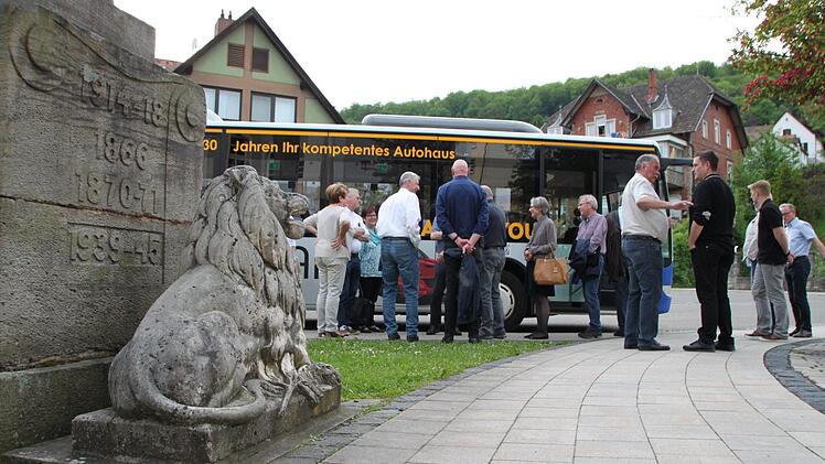 Der Stadtrat Bad Brückenau schaut sich die zukünftige Haltestelle am Alten Rathaus an. Foto: Ulrike Müller