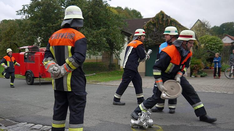 Tempo, Tempo: Mitglieder von drei Feuerwehren aus dem Ebensfelder Gemeindegebiet zeigen bei der Leistungsprüfung, dass sie gemeinsam an einem Strang ziehen können.