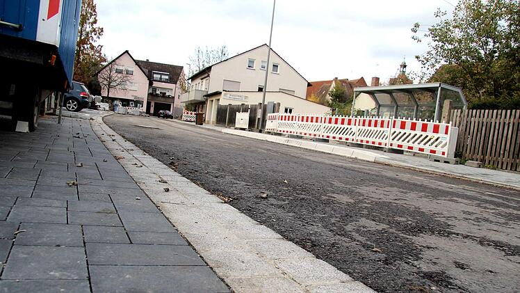 Anfang November soll zum Abschluss die Asphaltschicht aufgebracht werden.Richard Sänger