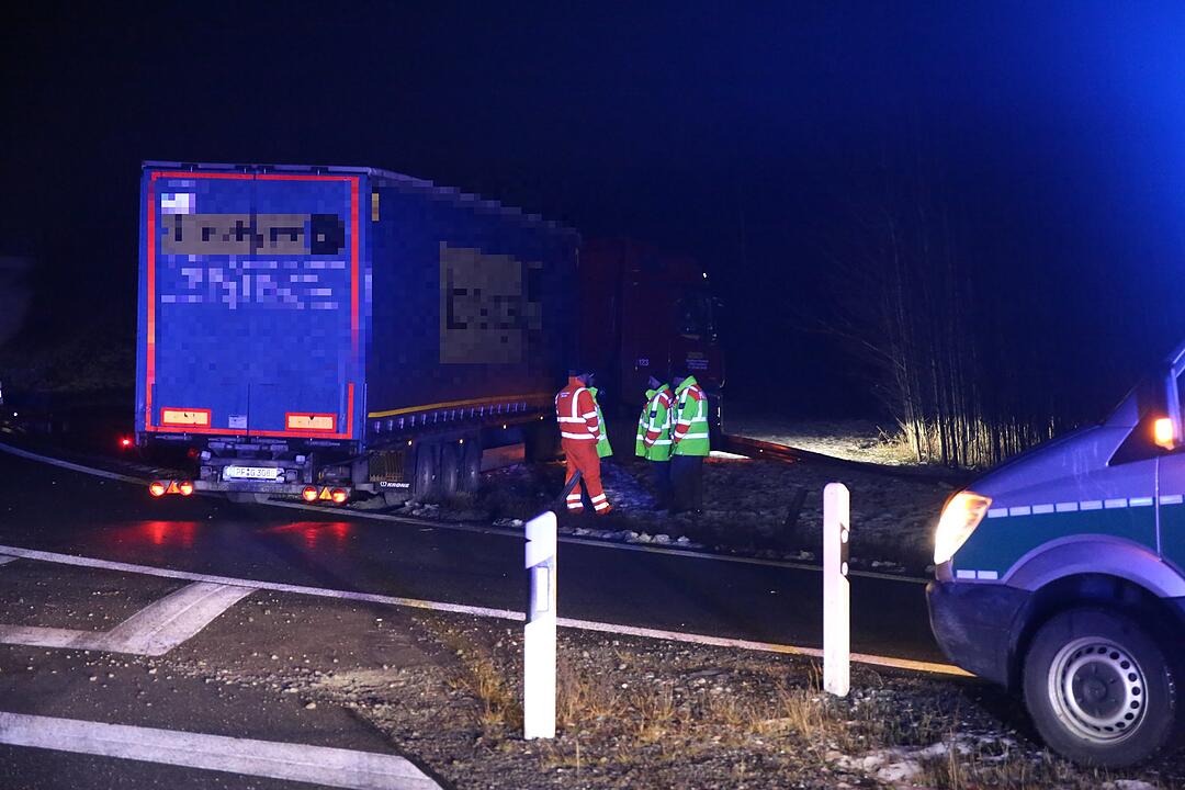 Sattelzug walzt Leitplanke nieder