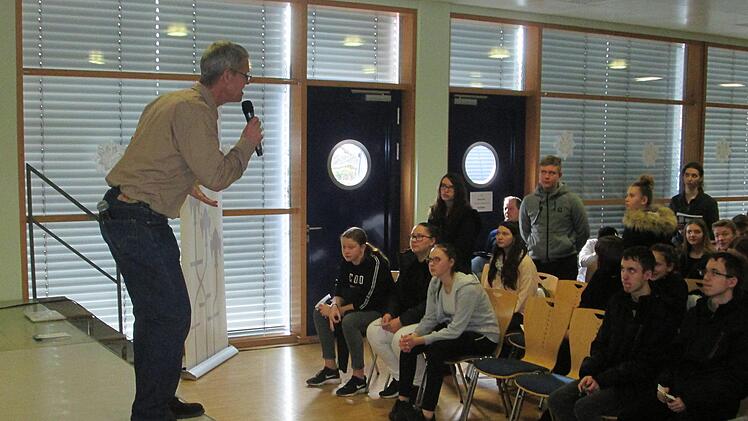 Moderator Stefan Simonis (links) beeindruckte die Mittelschüler aus Hammleubrg und Langendorf mit Fakten und Bildern zum Umgang mit den Ressourcen der Erde.Winfried Ehling